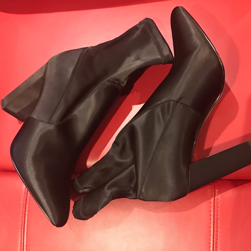 Express 4” black textile stretchy pointed toe boots size 9